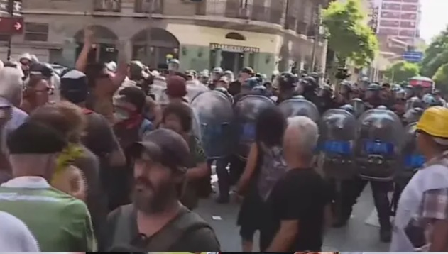 Nueva protesta de jubilados frente al Congreso: la Policía reprimió y arrojó gas pimienta