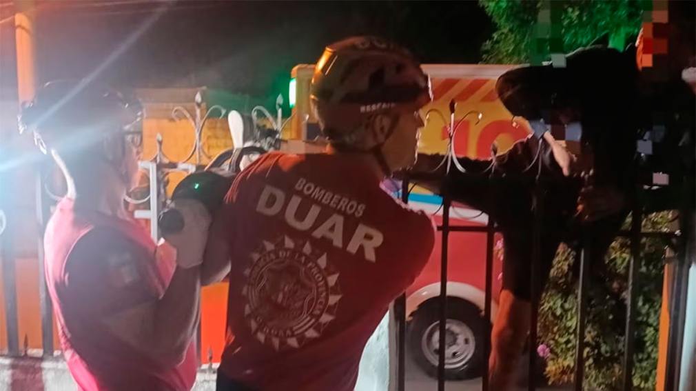Quiso robar una vivienda, quedó atravesado en la reja y lo rescataron los bomberos