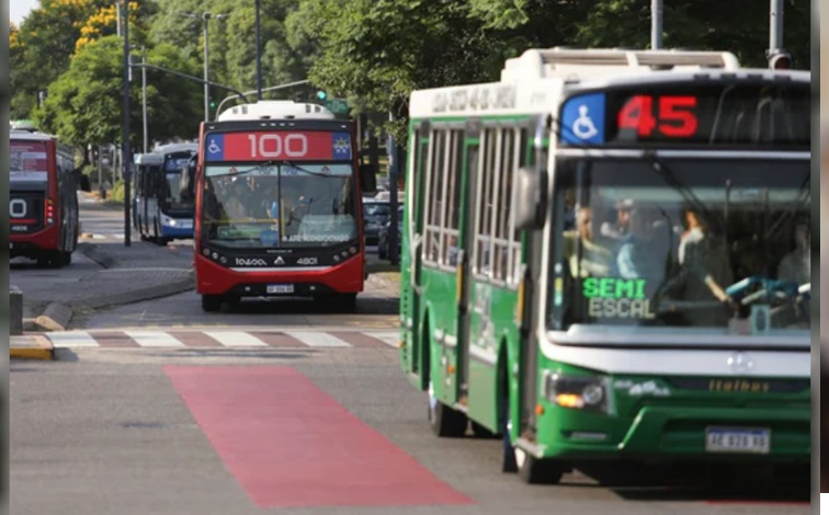 Hay acuerdo salarial en el conflicto con choferes de colectivos y se desactiva el paro
