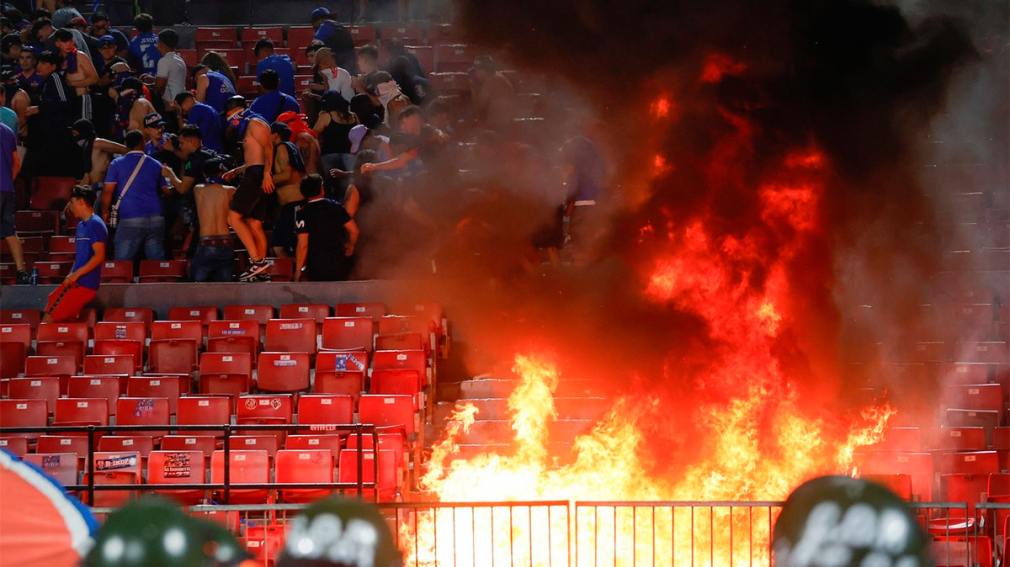 Caos en Chile: la barra de la U intentó invadir la cancha y provocó graves incidentes en el inicio del campeonato