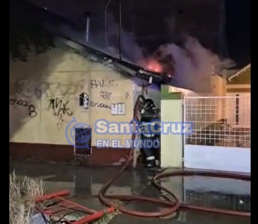 Incendio en una vivienda de calle Estrada: una mujer fue trasladada al hospital