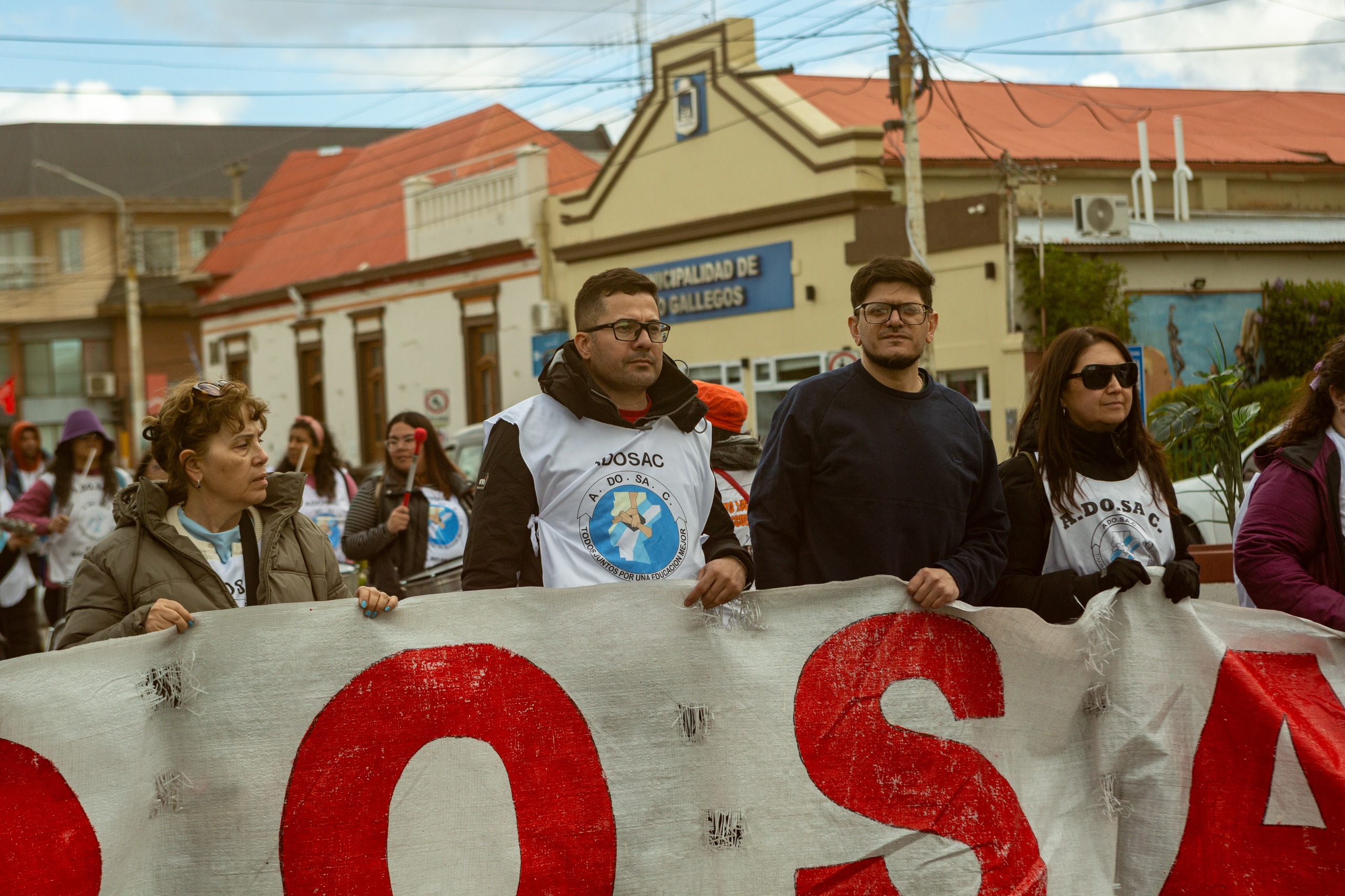 ADOSAC reclama fecha de pago de salarios y denuncia la falta de paritarias en Santa Cruz