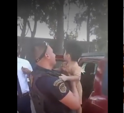 VIDEO: Un nene fue rescatado luego de que sus abuelos lo abandonen dentro del auto para ir al shopping