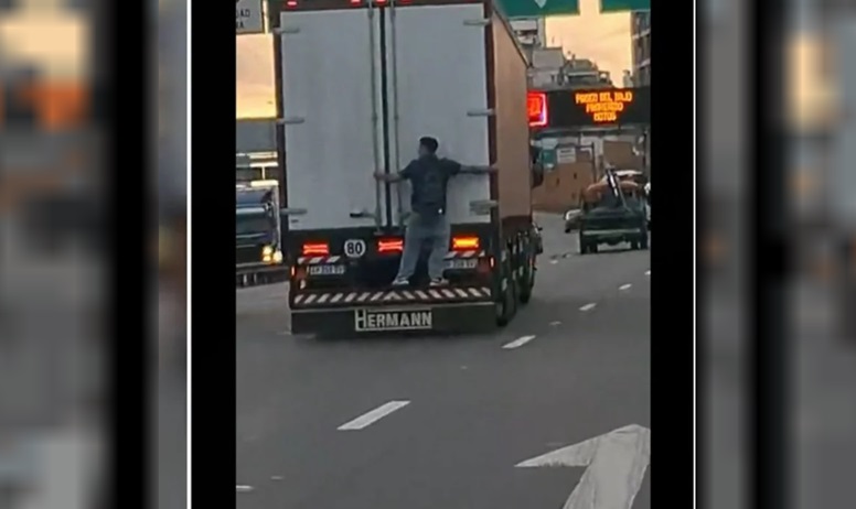 Así viajaba el joven detrás del camión.