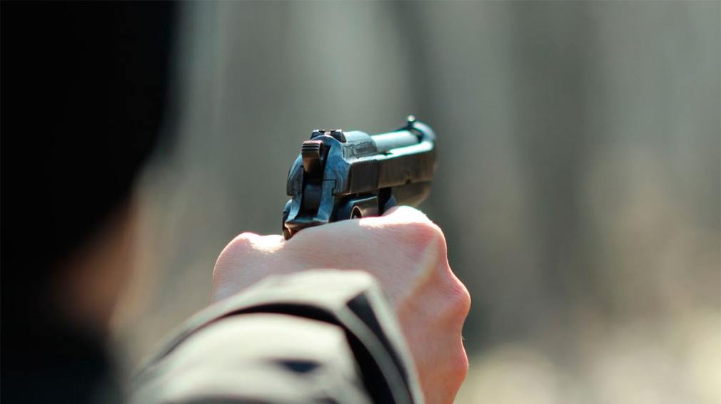 Frente a su casa: un joven recibió dos disparos en las piernas tras un ataque en moto