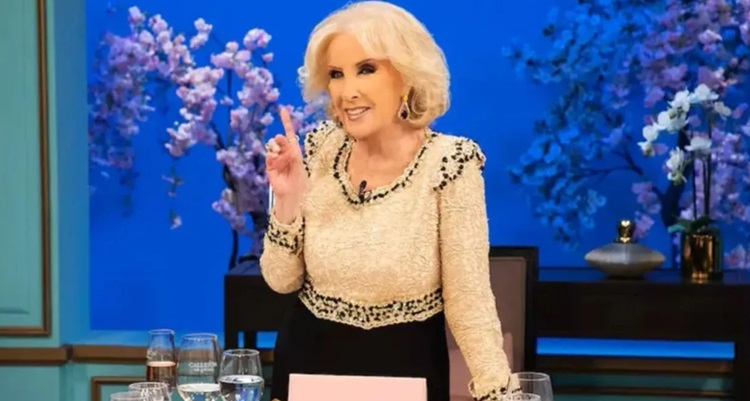 Mirtha Legrand en la cabecera de la mesa.