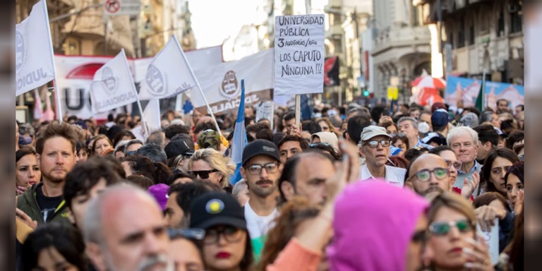 Protestas contra el veto a la Ley de Financiamiento Universitario.