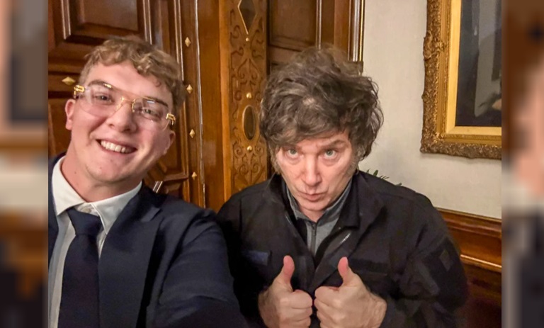 El presidente Javier Milei, junto a Hayden Davis, creador de $LIBRA.