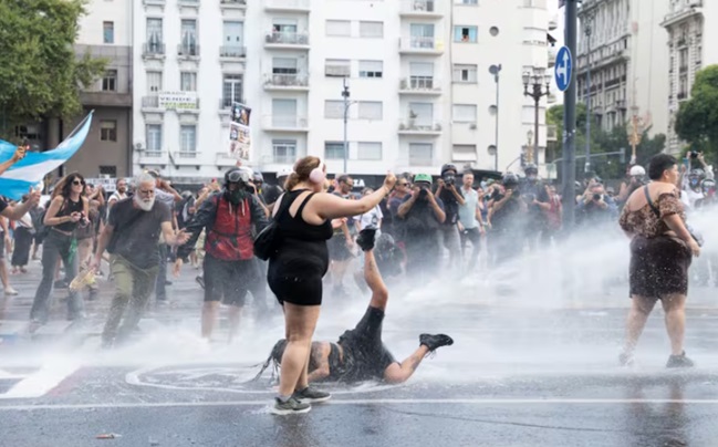 Violenta represión frente al Congreso mientras Diputados debate la reforma laboral