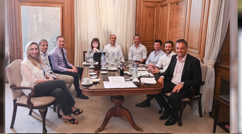 La mesa política se reúne en Casa Rosada.