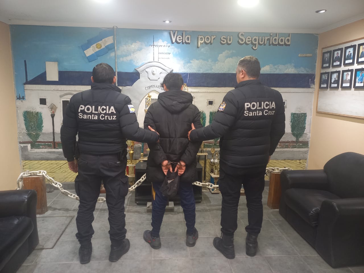 Actitud sospechosa en el centro: la Policía lo identificó y tenía medidas judiciales vigentes