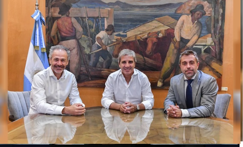 Luis Caputo junto a Alejandro Lew (izquierda) y Federico Furiase