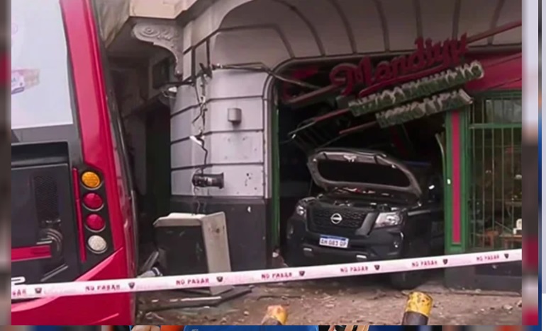 Un patrullero terminó incrustado en una pizzería