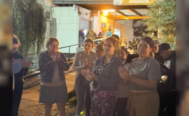 Las madres protestaron en la puerta del hospital.