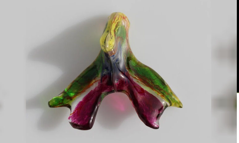 Modelo impreso en 3D del cl&iacute;toris. Las partes amarillas representan los nervios. El verde y el violeta representan el tejido er&eacute;ctil. El rojo y el azul representan las arterias y las venas<br/>
Foto: Agencia NA (Centro M&eacute;dico Universitario de &Aacute;msterdam)