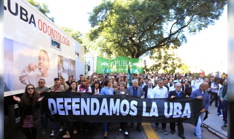 Estudiantes y autoridades de la UBA