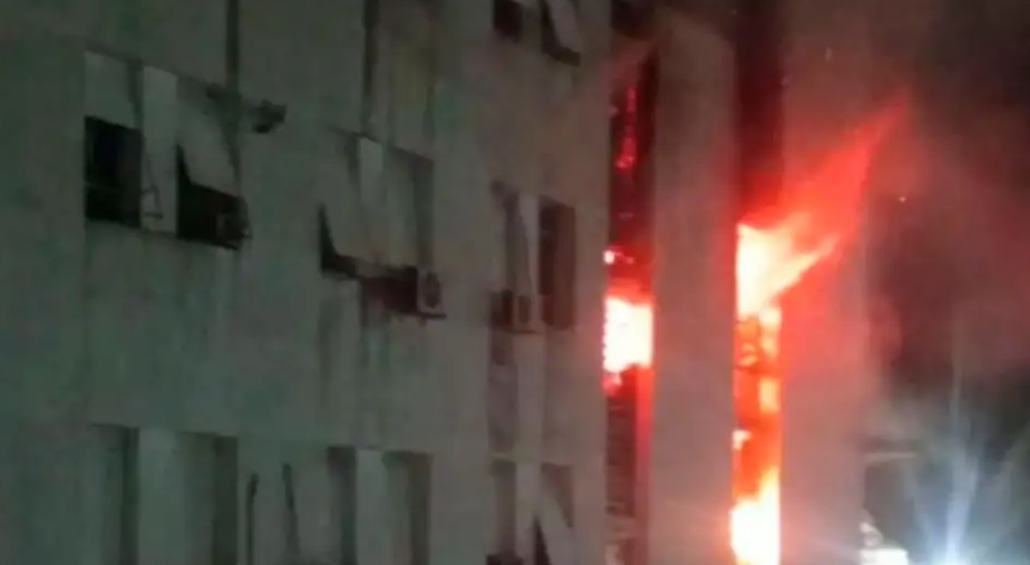 Fuego de sábado por la noche: se incendiaron pisos superiores del Edificio Libertad de la Armada