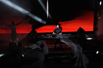 CURA DJ EN PLAZA DE MAYO REUNIÓ UNA MULTITUD