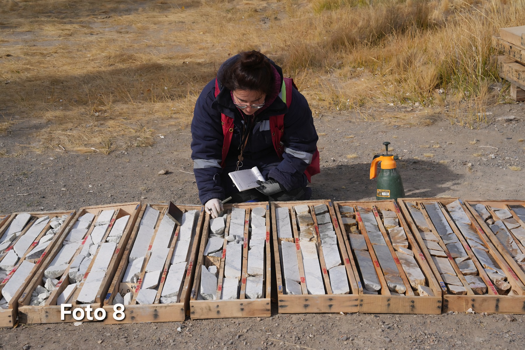Registro t&eacute;cnico en el campamento San Agust&iacute;n: la ge&oacute;loga describe muestras de &lsquo;testigos&rsquo;.