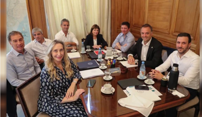 Una nueva mesa política se reúne en Casa Rosada.