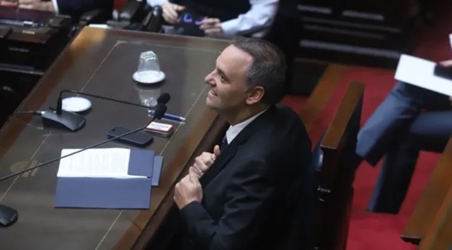 Manuel Adorni al ingresar a la Cámara de Diputados.