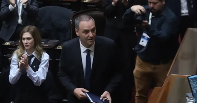 Adorni explicó sus viajes al exterior en el Congreso.