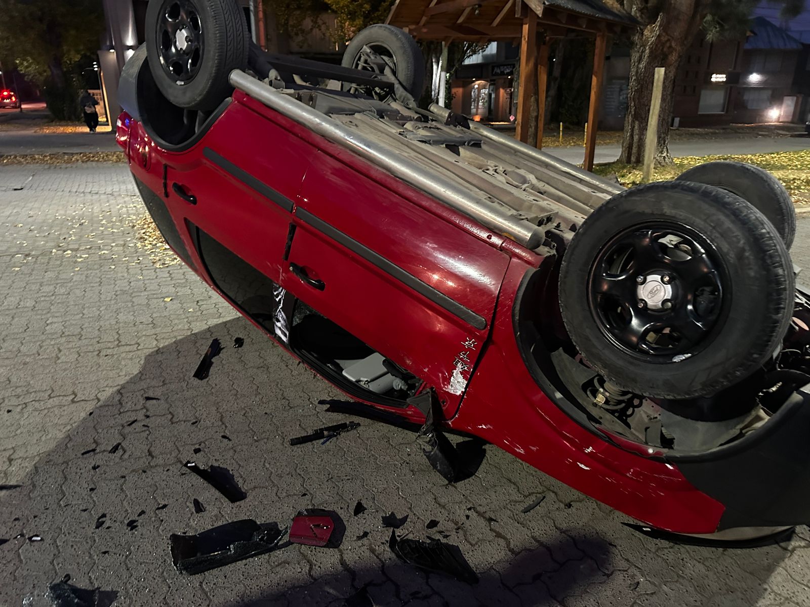 Vuelco en pleno centro de El Calafate.