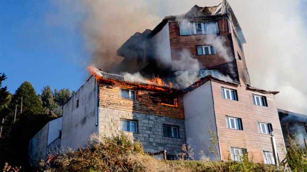 De premiado internacional a cenizas: así quedó el histórico hotel Huemul de Bariloche