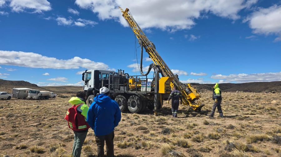 Hallaron oro visible en Santa Cruz y crecen las expectativas por una zona casi inexplorada