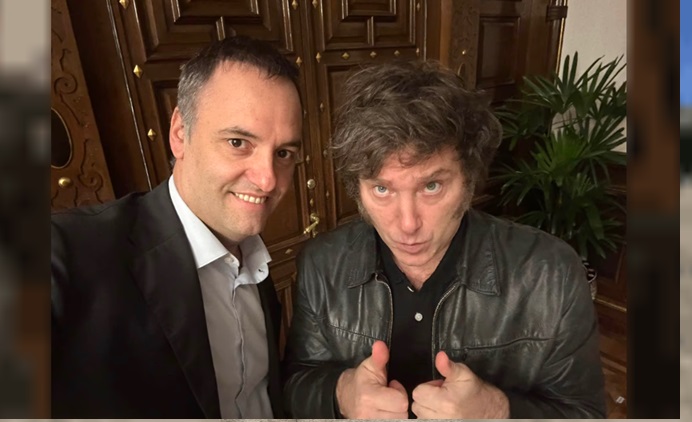 El presidente Javier Milei junto al jefe de Gabinete, Manuel Adorni.