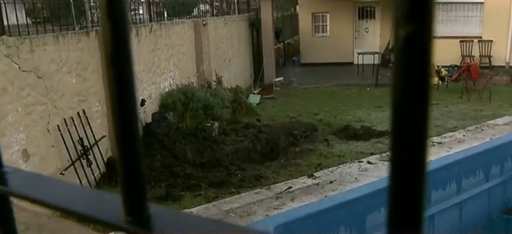 Apuñaló al padre y, en la cárcel, confesó que además había matado y enterrado a su mamá en el patio: &ldquo;Me mandé una&rdquo;