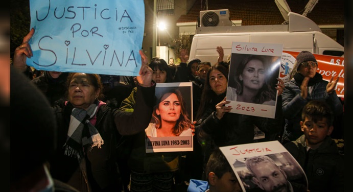 Manifestación frente a la casa de Aníbal Lotocki