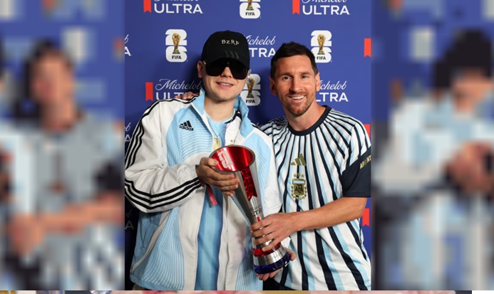Bizarrap le entregó el premio MVP a Leo Messi.