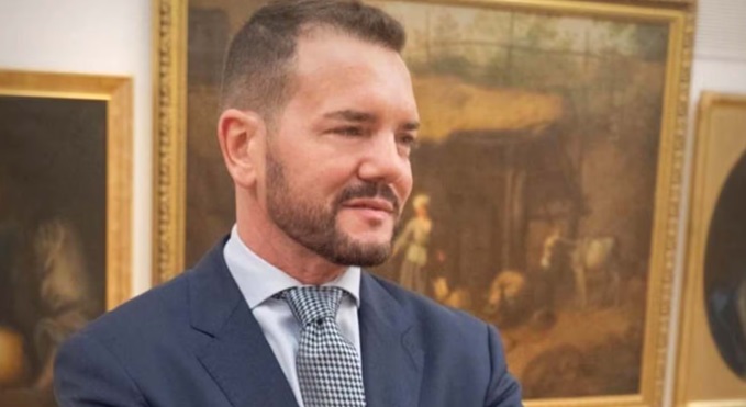Alejandor Nimo, quien era el consejero y cónsul general de Argentina