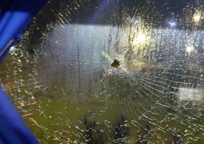 ASÍ QUEDÓ UNA DE LAS VENTANILLAS DE UN MICRO DE TIGRE