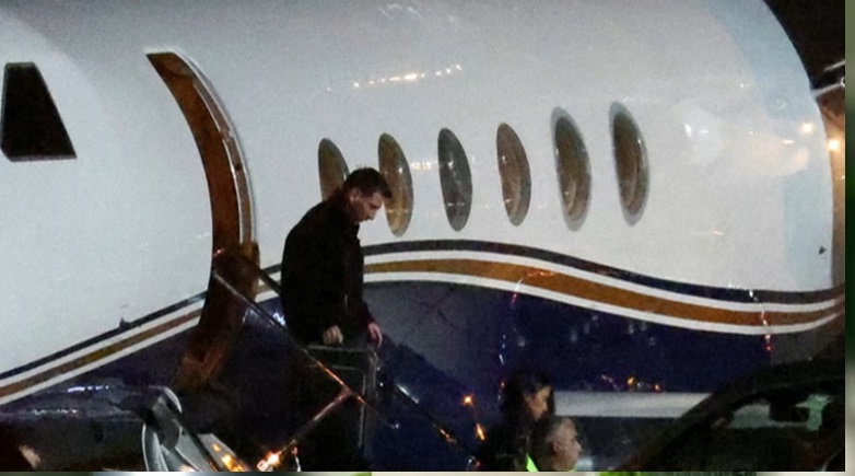 MESSI BAJANDO DEL AVIÓN QUE LO TRAJO DE MIAMI/Captura de pantalla.
