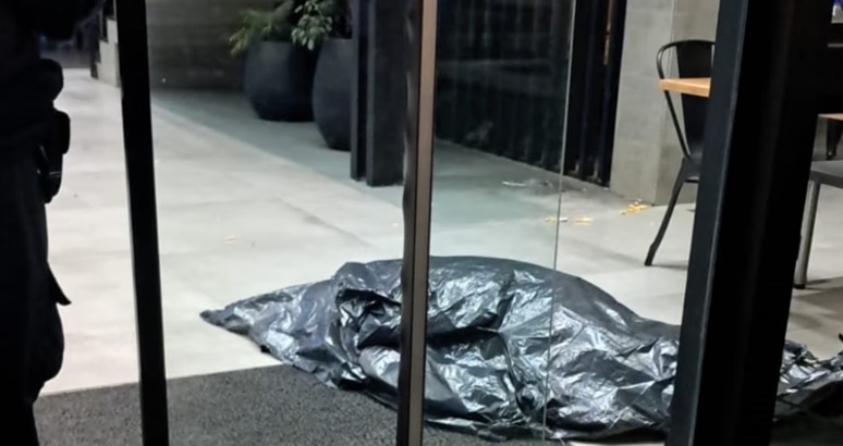 El hombre murió mientras cenaba.