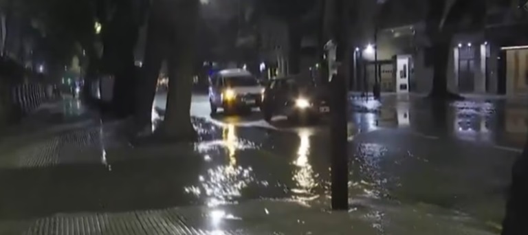 Caballito bajo agua por trabajos de AySA de cambio de válvula.