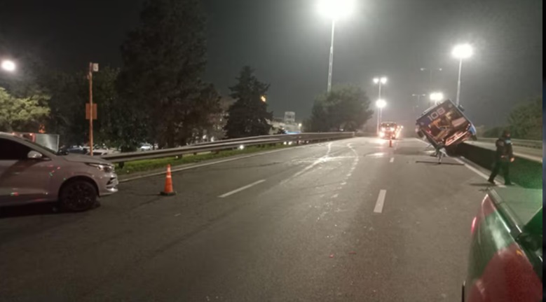 El colectivo quedó semi volcado.