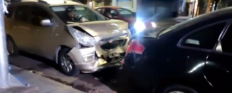 PARTE DELANTERA DEL AUTO QUE CHOCA