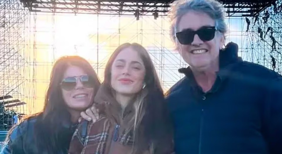 Tini Stoessel, Mariana Muzlera y Alejandro Stoessel.