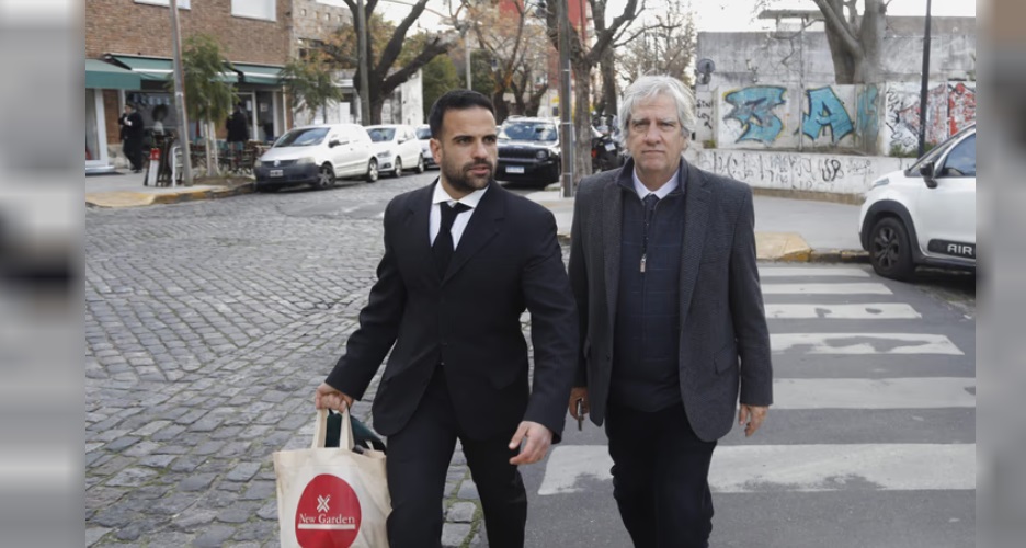 El psicólogo Carlos Díaz (izquierda) junto a su abogado Diego Olmedo.