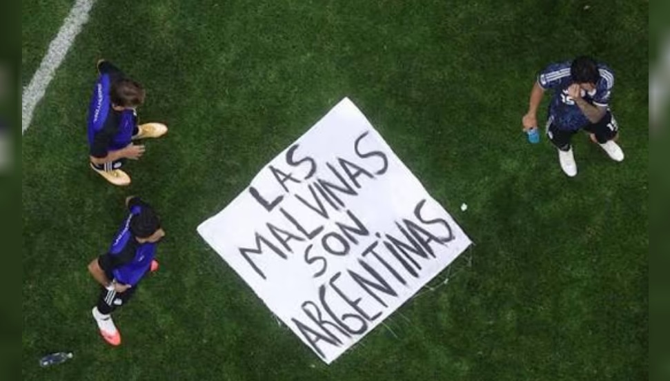 LA BANDERA QUE DESPLEGARON LOS JUGADORES