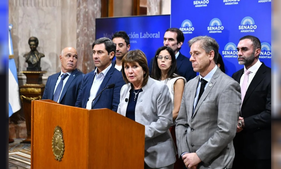 Bullrich junto a los senadores de bloques aliados .