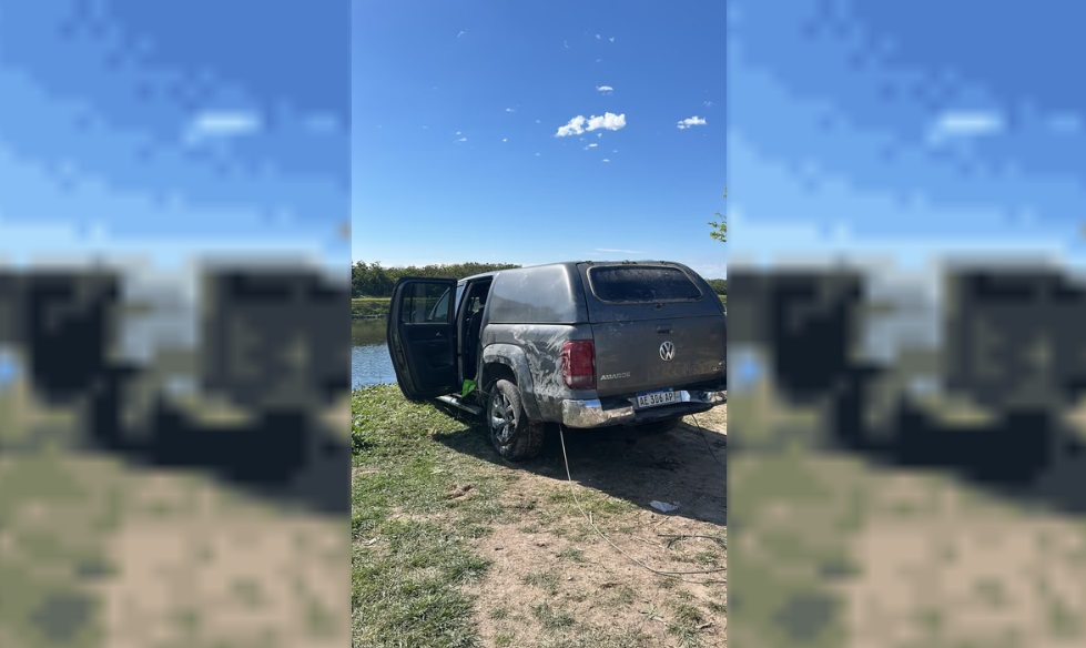 Así quedó la camioneta que se cayó a un arroyo platense.
