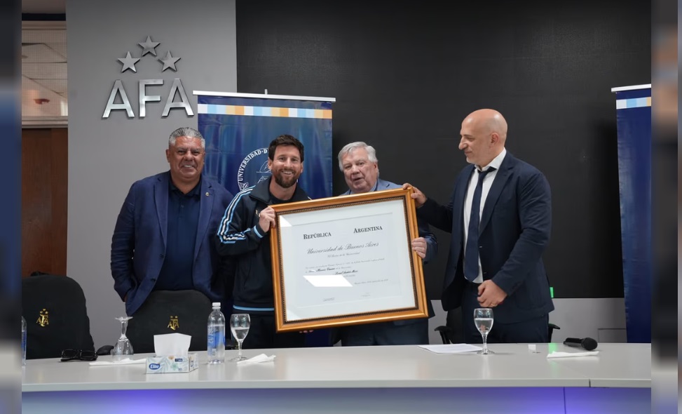 MESSI RECIBIENDO EL TÍTULO