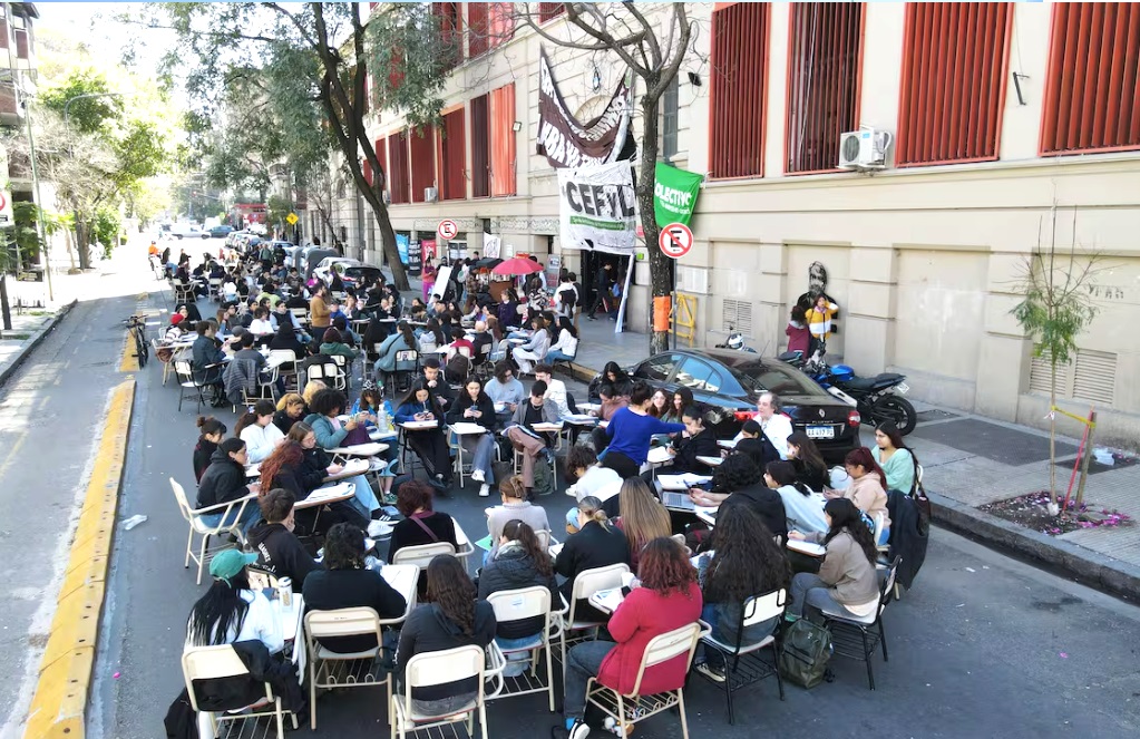 CLASE PÚBLICA