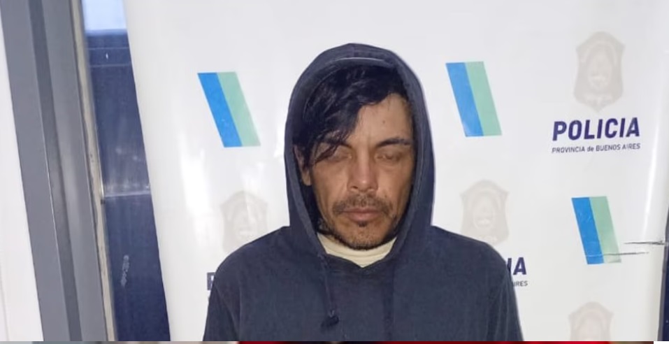 El sujeto arrestado por incendiar autos.