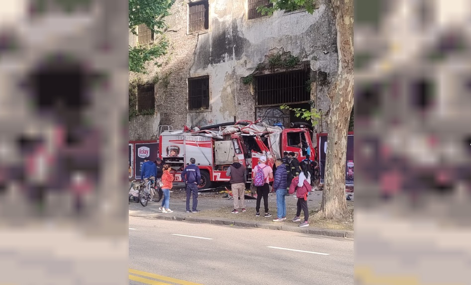 Un camión de bomberos chocó este martes contra la cárcel de Caseros